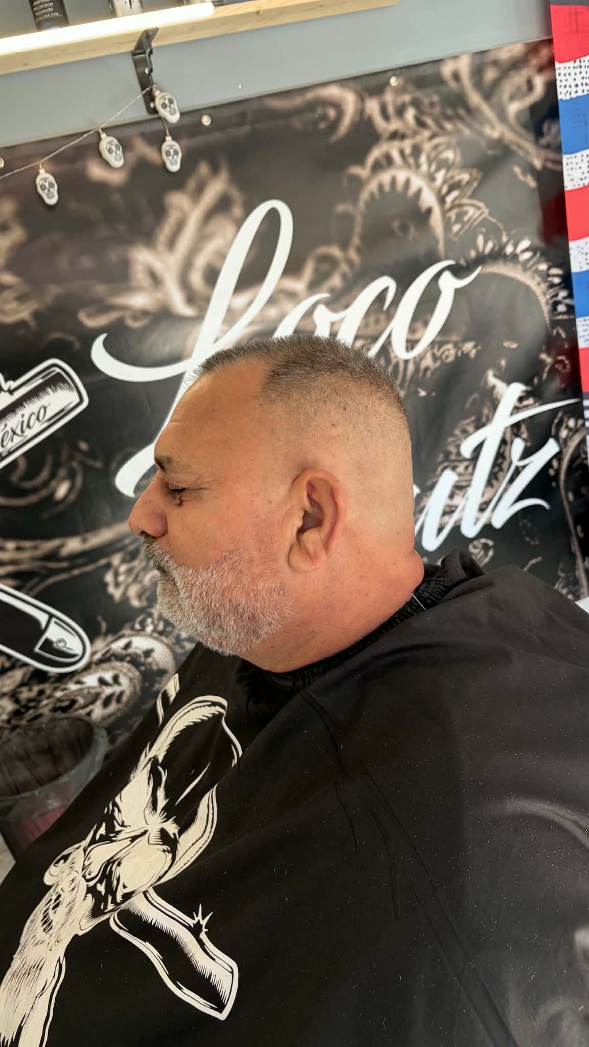 Rövid vágás, ősz szakáll