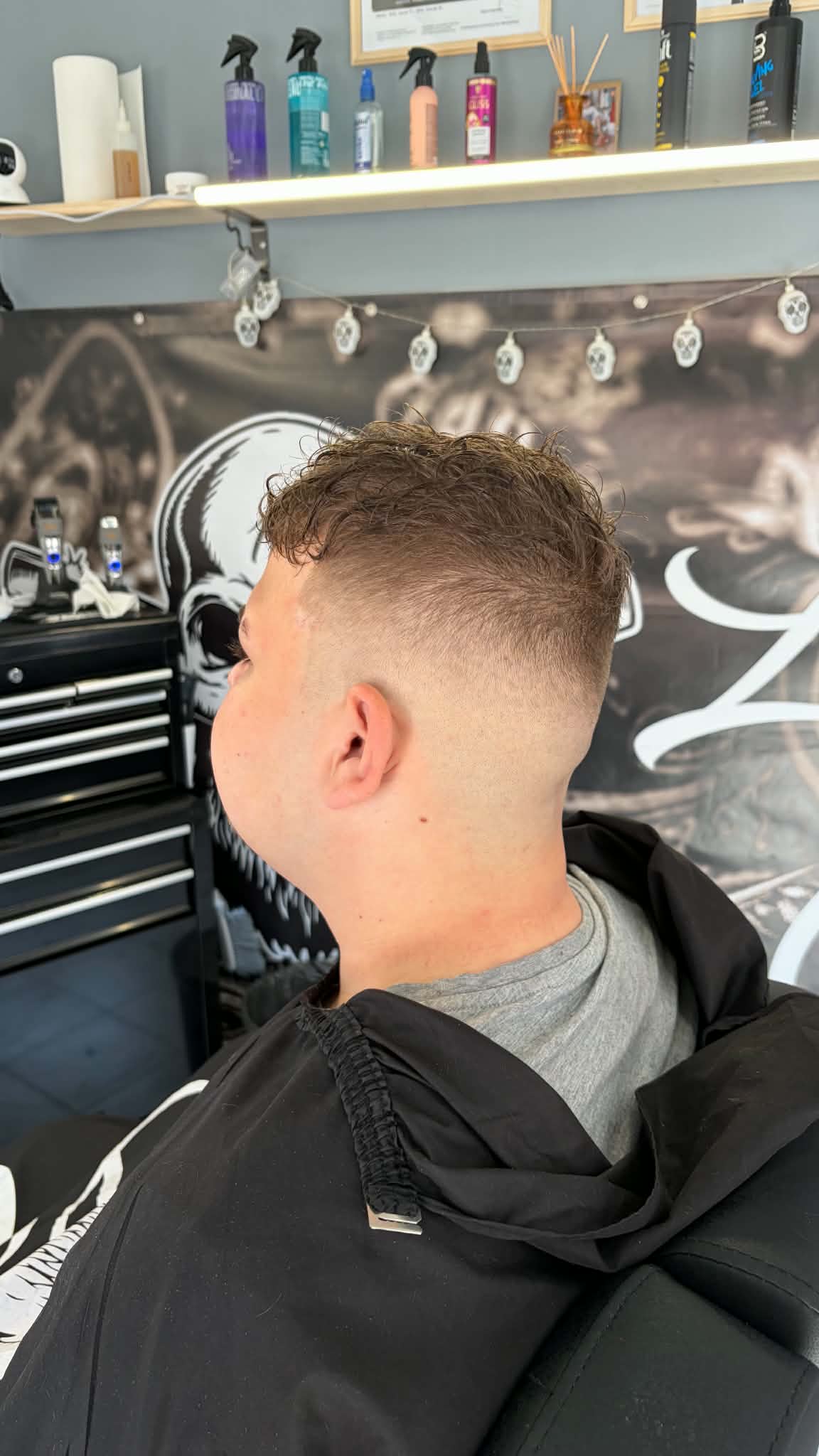 Kontúrozott fade oldalról