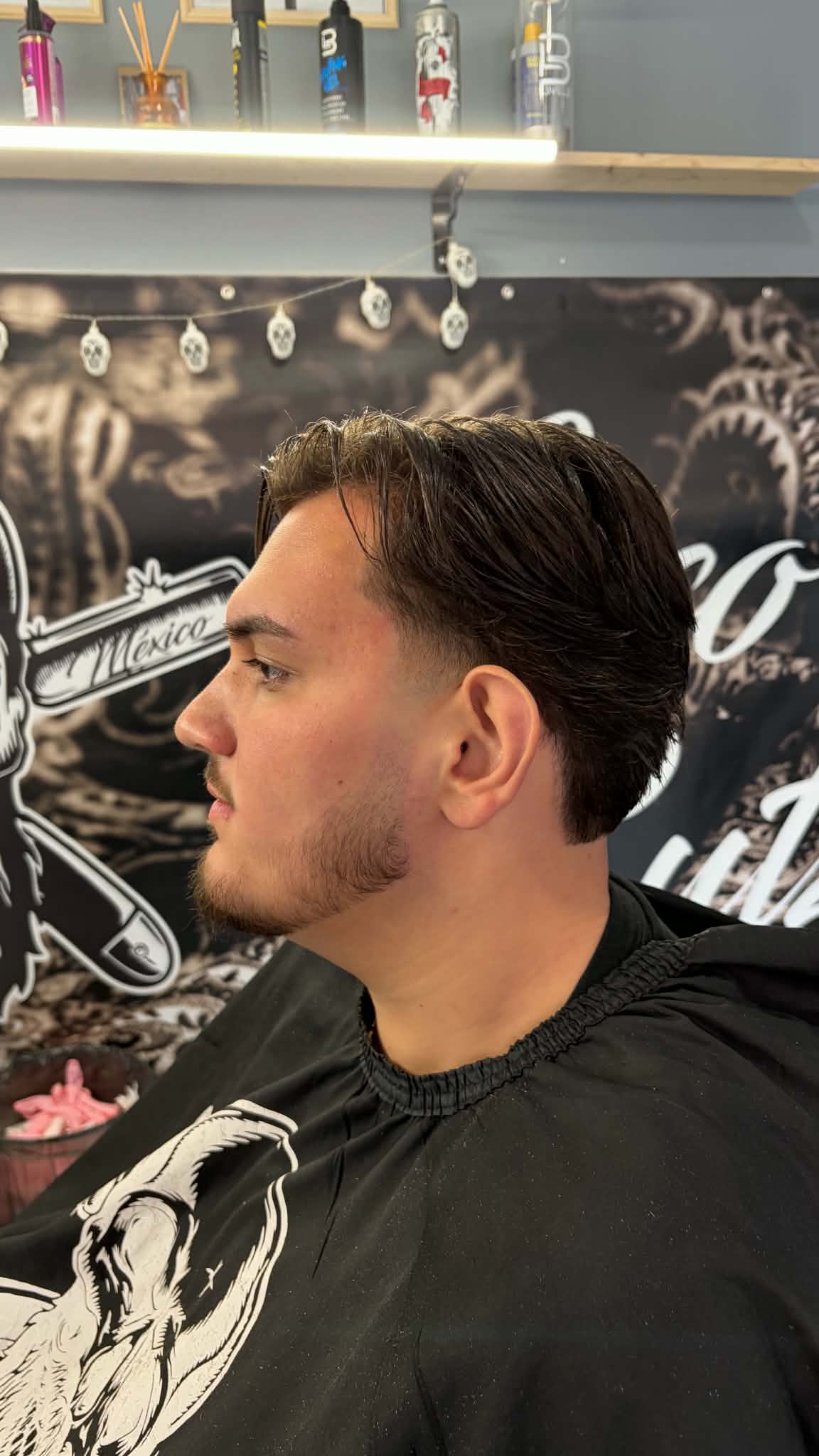 Vendég a Loco Cutz tábla előtt